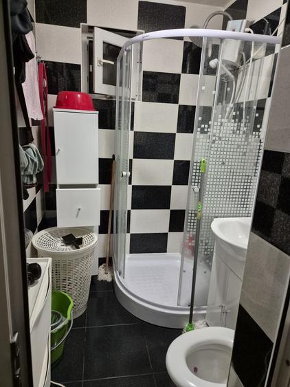 Apartament cu 3 camere semidecomandat în Central — fotografia 1