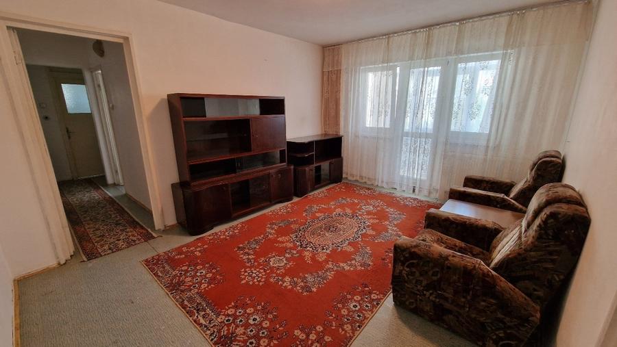 Apartament cu 4 camere semidecomandat în Craiovița Nouă