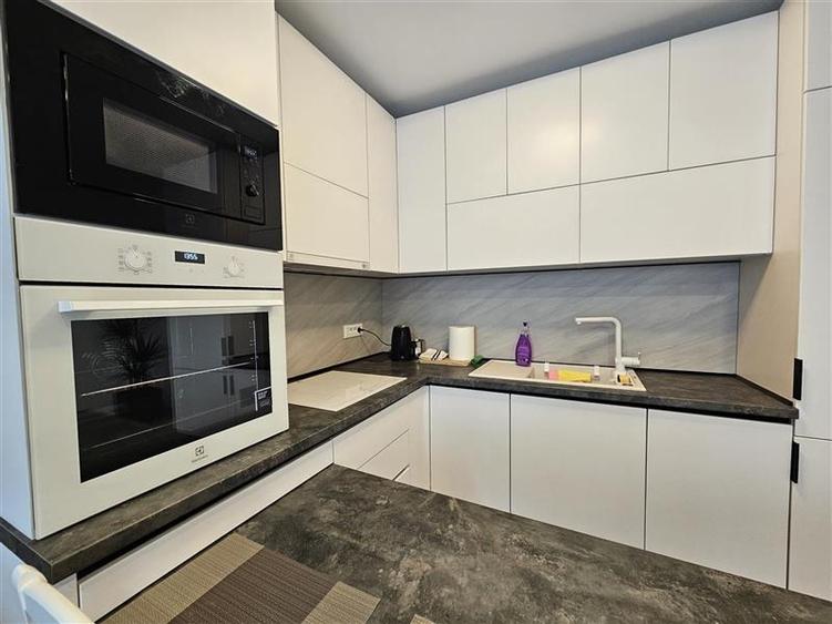 Apartament cu 3 camere decomandat, mobilat în Tractorul