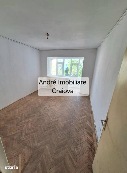 Apartament cu 3 camere decomandat în Calea București