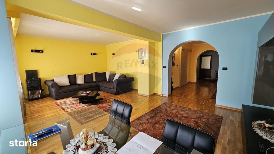 Casă cu 8 camere cu Teren 811 Mp în Obcini