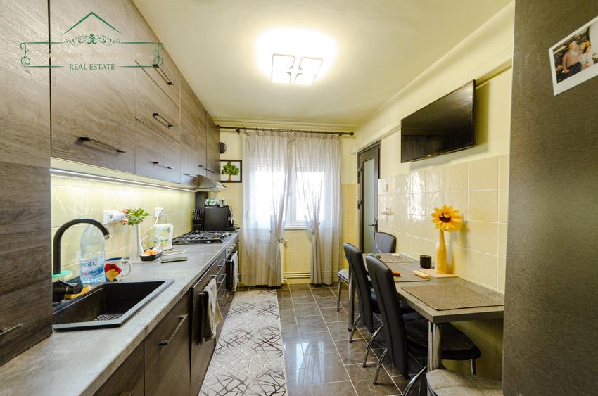 Apartament cu 5 camere decomandat, mobilat în Miorița