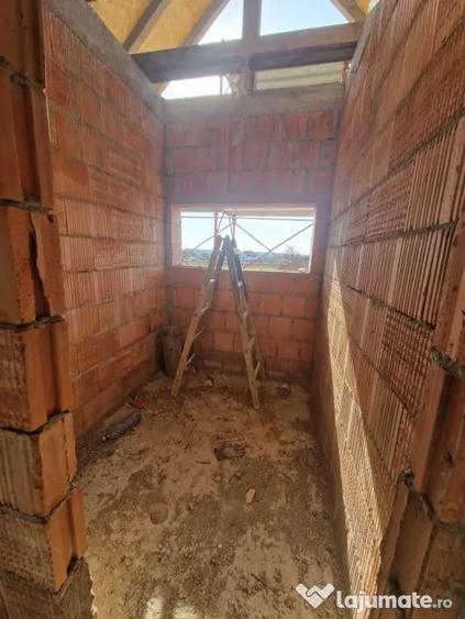 Casă cu 4 camere cu Teren 750 Mp în Cătălina