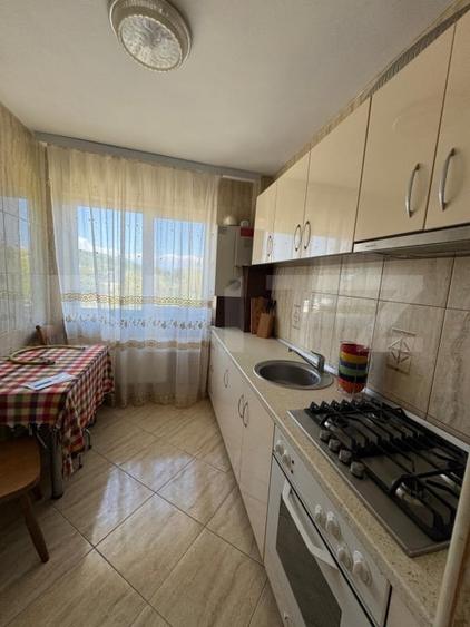 Apartament cu 3 camere semidecomandat, mobilat în Moreni