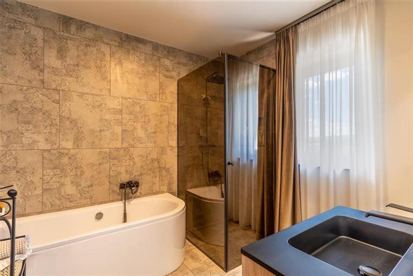Casă individuală cu 4 camere cu Canalizare în Dâmbul Rotund