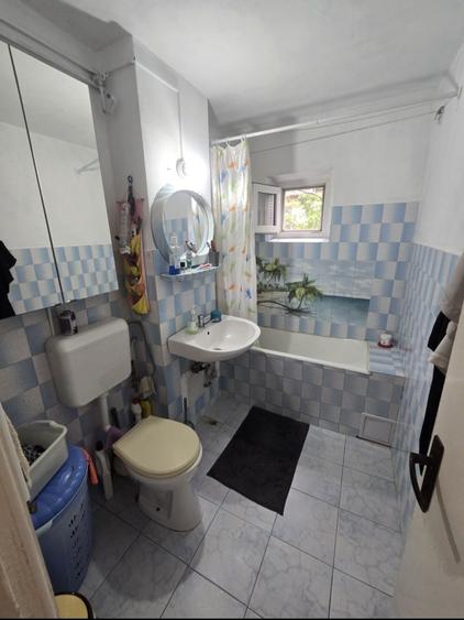 Apartament cu 3 camere decomandat în Girocului