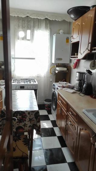 Apartament cu 3 camere semidecomandat în Dărmănești