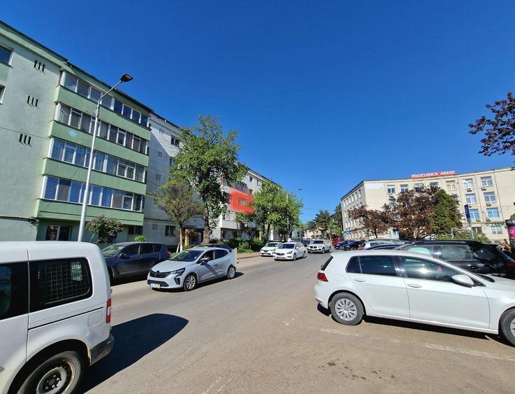 Apartament cu 3 camere semidecomandat în Central