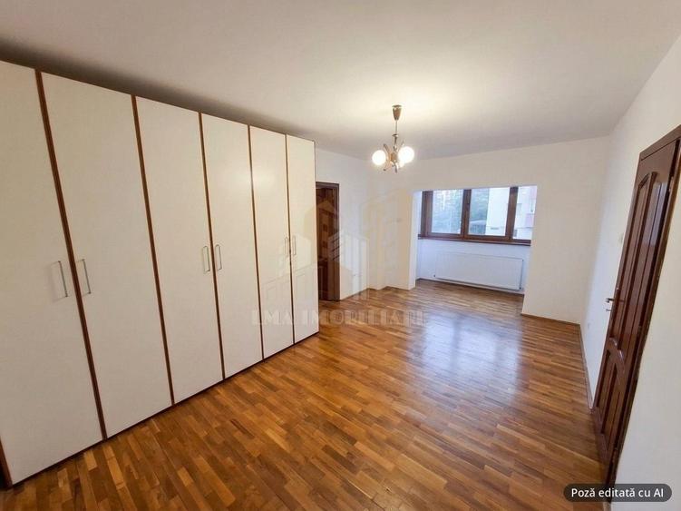 Apartament cu 4 camere semidecomandat în Triaj