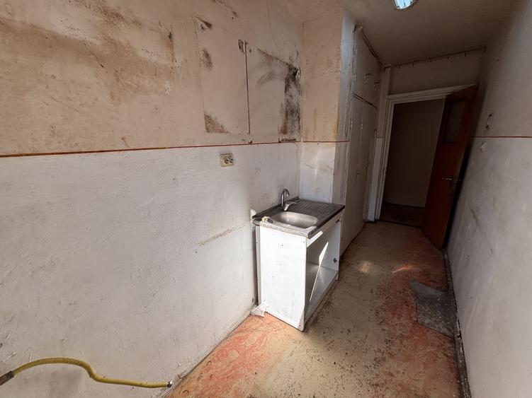 Apartament cu 2 camere semidecomandat în Tei