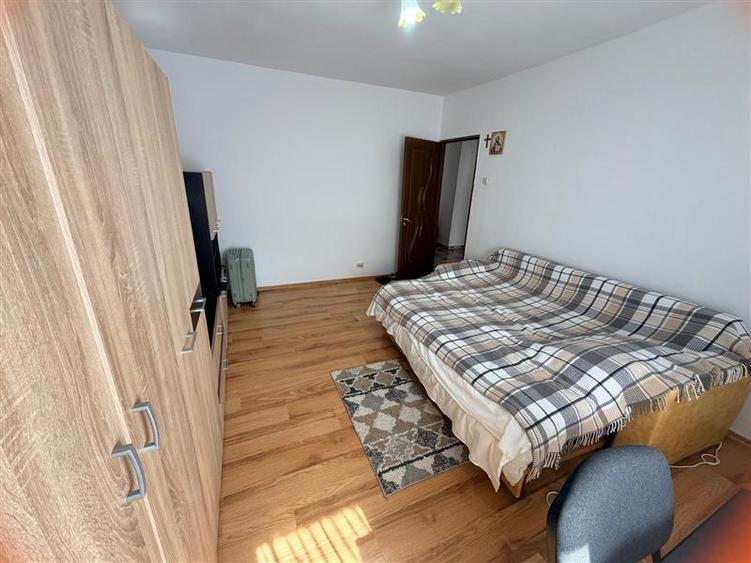 Apartament cu 3 camere decomandat, mobilat în Dacia