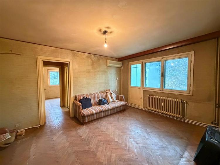 Apartament cu 3 camere semidecomandat în Podu Roș