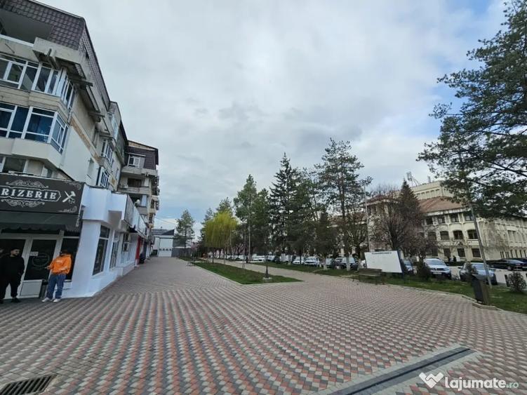 Apartament cu 4 camere decomandat în Central