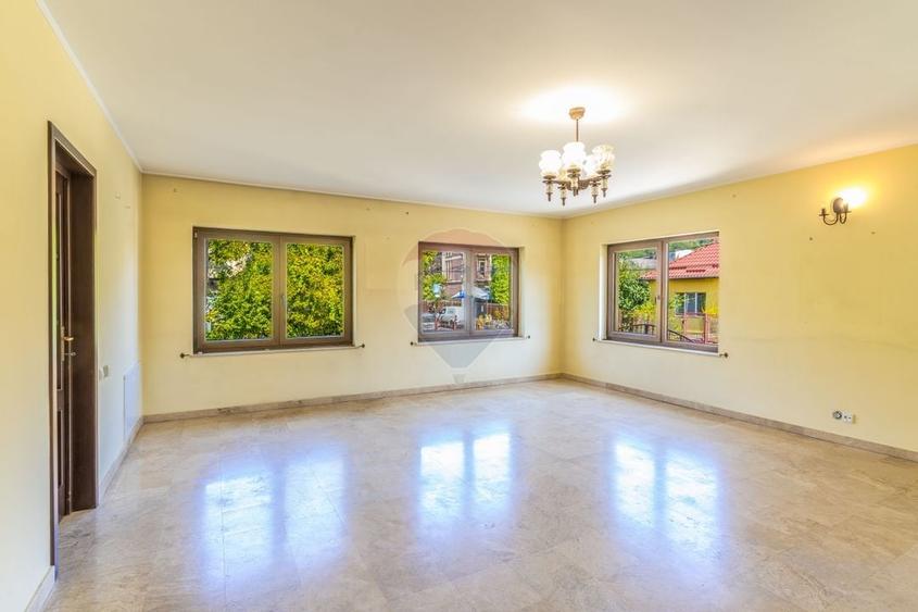 Casă individuală cu 8 camere cu Teren 405 Mp în Grigorescu