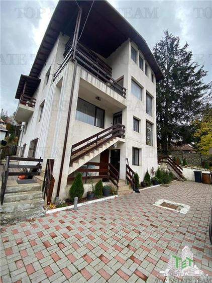 Casă individuală cu 15 camere cu Canalizare în Clăbucet