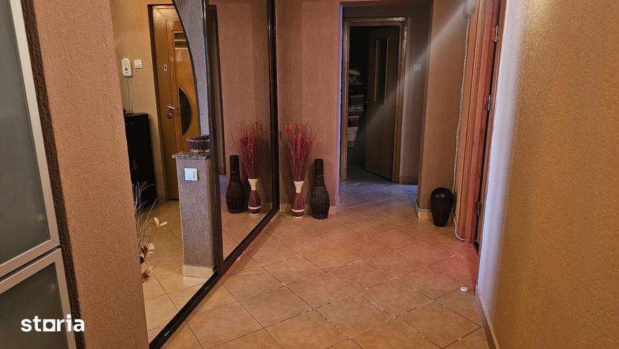 Apartament cu 3 camere decomandat în Găvana