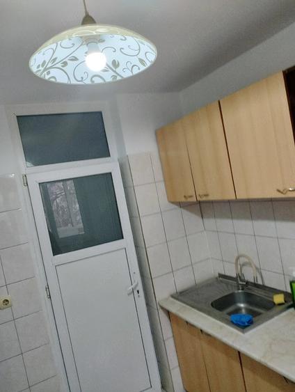 Apartament cu 3 camere semidecomandat în Rahova