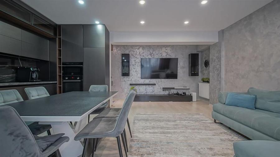 Apartament cu 4 camere decomandat, mobilat în Tractorul