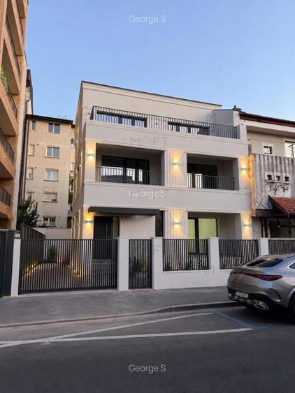 Casă individuală cu 8 camere cu Canalizare în Domenii