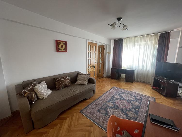 Apartament cu 4 camere semidecomandat, mobilat în Zorilor