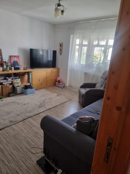 Apartament cu 2 camere semidecomandat, mobilat în Sud