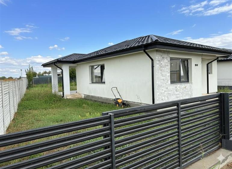 Casă cu 4 camere cu Teren 528 Mp în Tamași