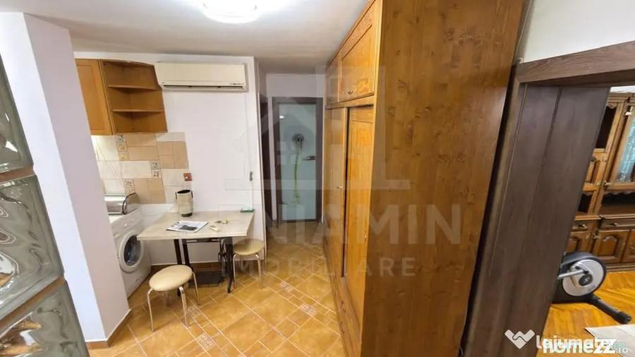 Apartament cu 3 camere decomandat în Calea București