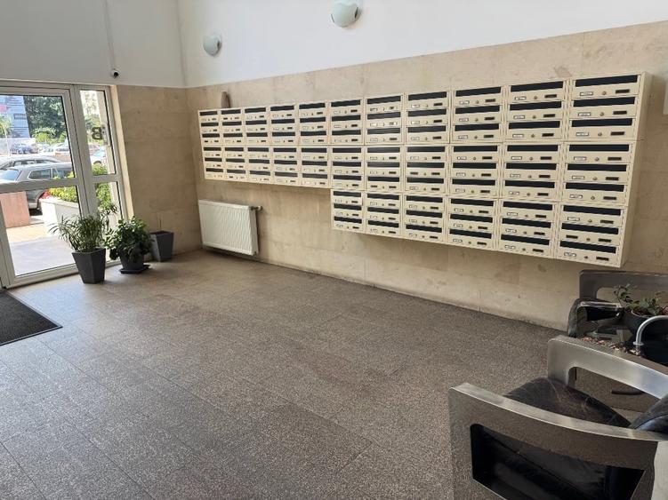 Apartament cu 3 camere semidecomandat, mobilat în Titan