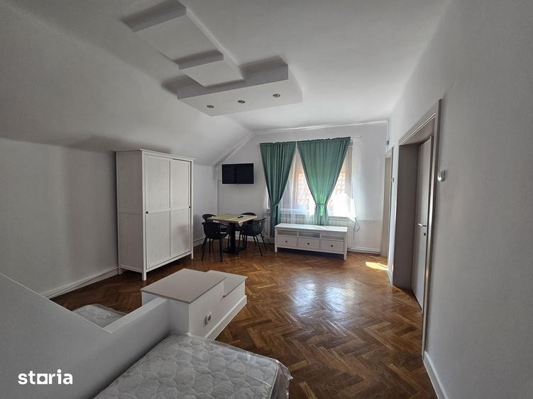 Casă cu 6 camere cu Teren 450 Mp în Central