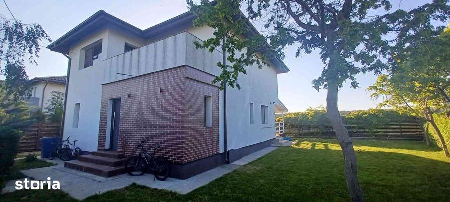 Casă cu 4 camere decomandat cu Teren 441 Mp în Săbăreni