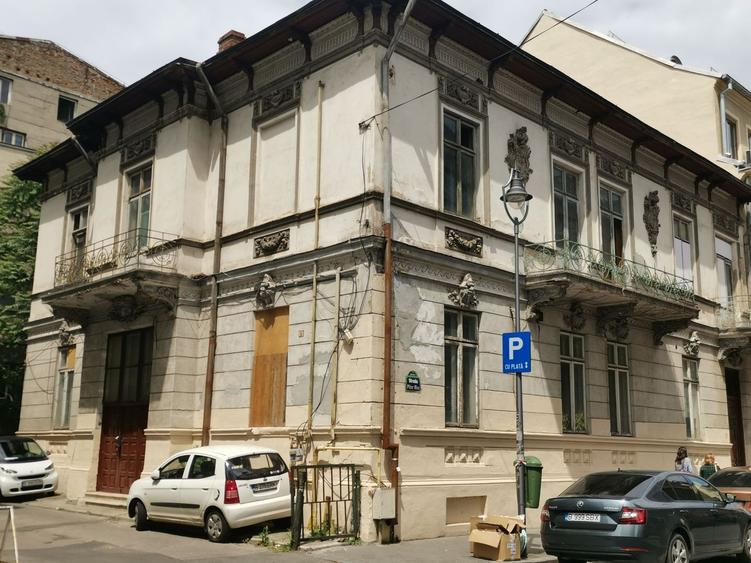 Casă individuală cu 17 camere cu Canalizare în Grădina Icoanei