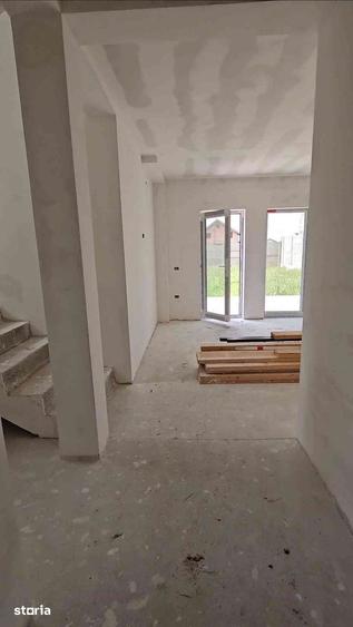 Casă cu 5 camere cu Teren 635 Mp în Giarmata