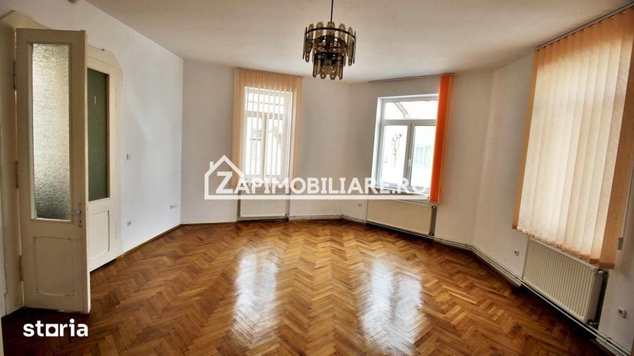 Casă cu 5 camere cu Teren 370 Mp în Central
