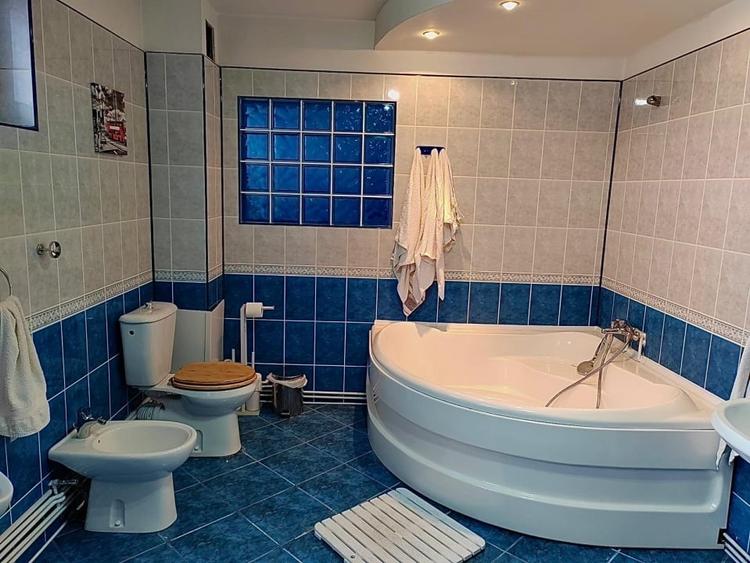 Casă individuală cu 6 camere cu Canalizare în Centrul Istoric
