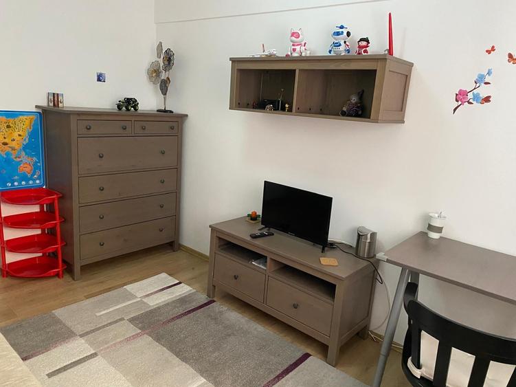 Apartament cu 3 camere semidecomandat, mobilat în Gara de Nord