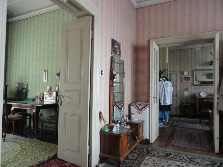 Apartament cu 3 camere nedecomandat în P-ța Victoriei