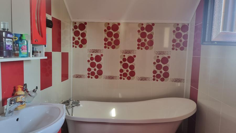 Casă individuală cu 4 camere cu Canalizare în Central