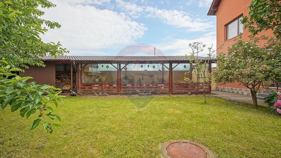 Casă individuală cu 10 camere cu Teren 1300 Mp în Hălchiu