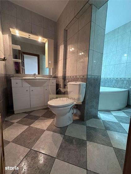 Apartament cu 3 camere semidecomandat în Podu Roș