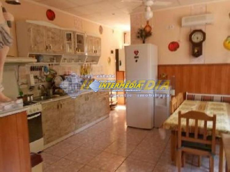 Casă individuală cu 5 camere cu Canalizare în Central