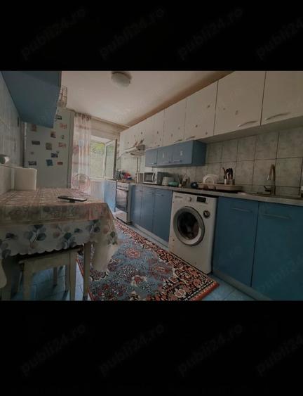 Apartament cu 4 camere decomandat în CET