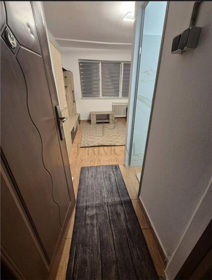 Garsonieră decomandată, mobilată în UMT