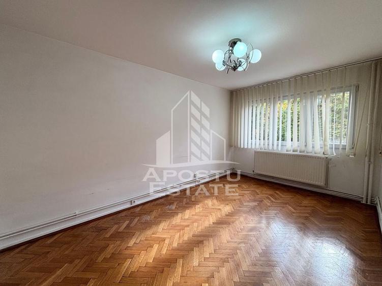 Apartament cu 4 camere decomandat în Medicină