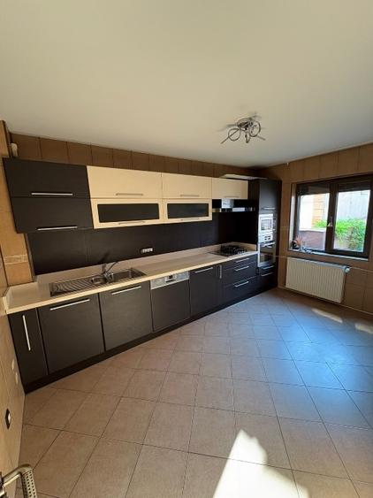 Duplex cu 13 camere cu Canalizare în Bucureștii Noi