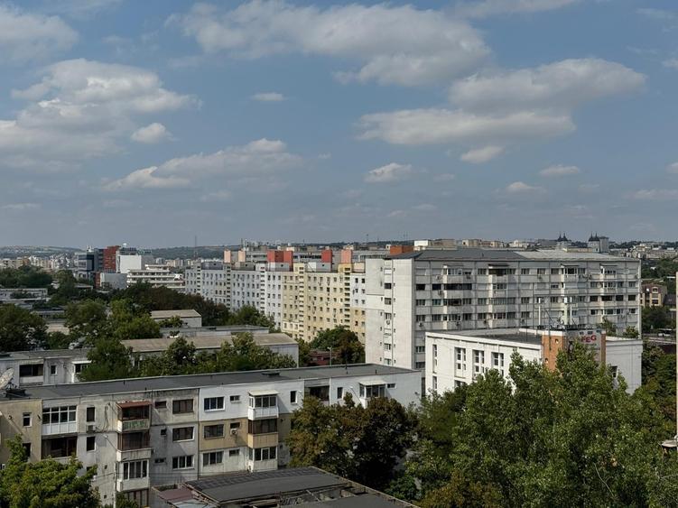 Apartament cu 2 camere semidecomandat în Podu Roș