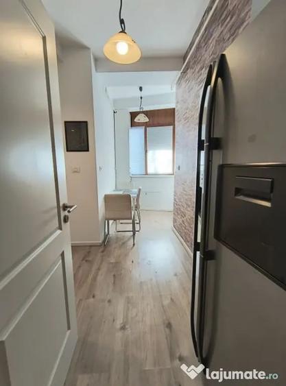 Apartament cu 3 camere semidecomandat în 1 Mai