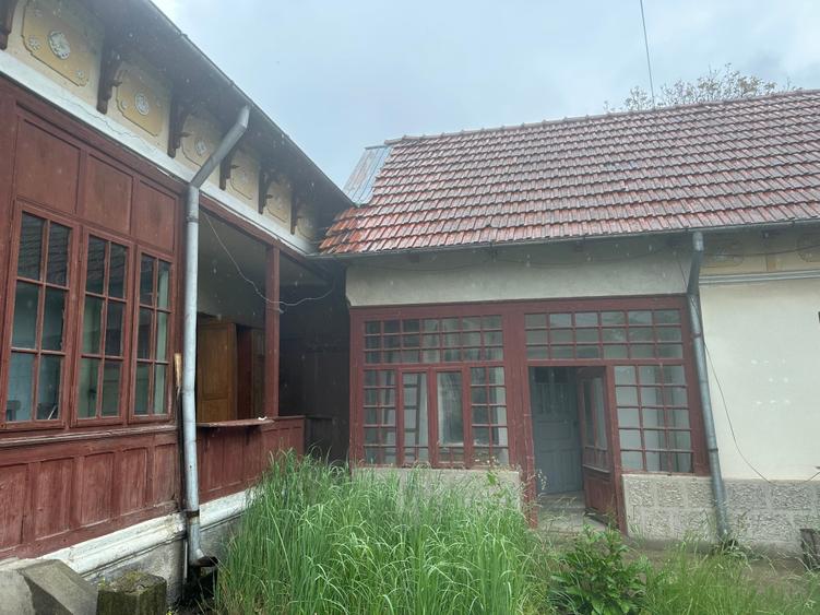 Casă individuală cu 8 camere cu Canalizare în Domnești