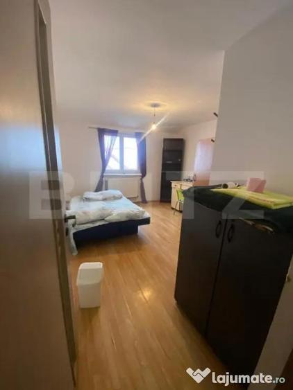 Casă cu 9 camere cu Canalizare în Central