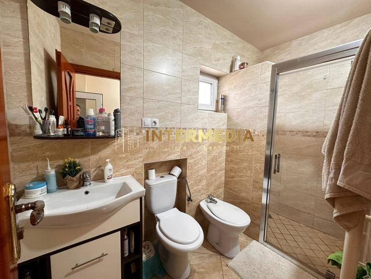 Casă individuală cu 3 camere cu Canalizare în Central