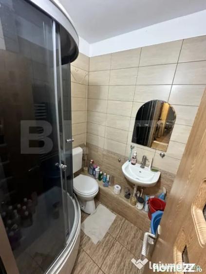 Apartament cu 4 camere decomandat în Craiovița Nouă